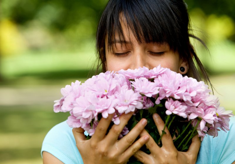 девушка и цветы
