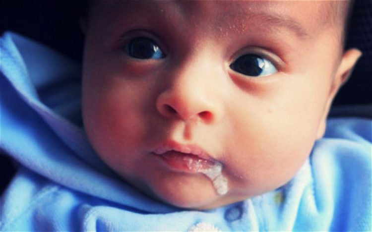 синдром срыгивания у младенцев